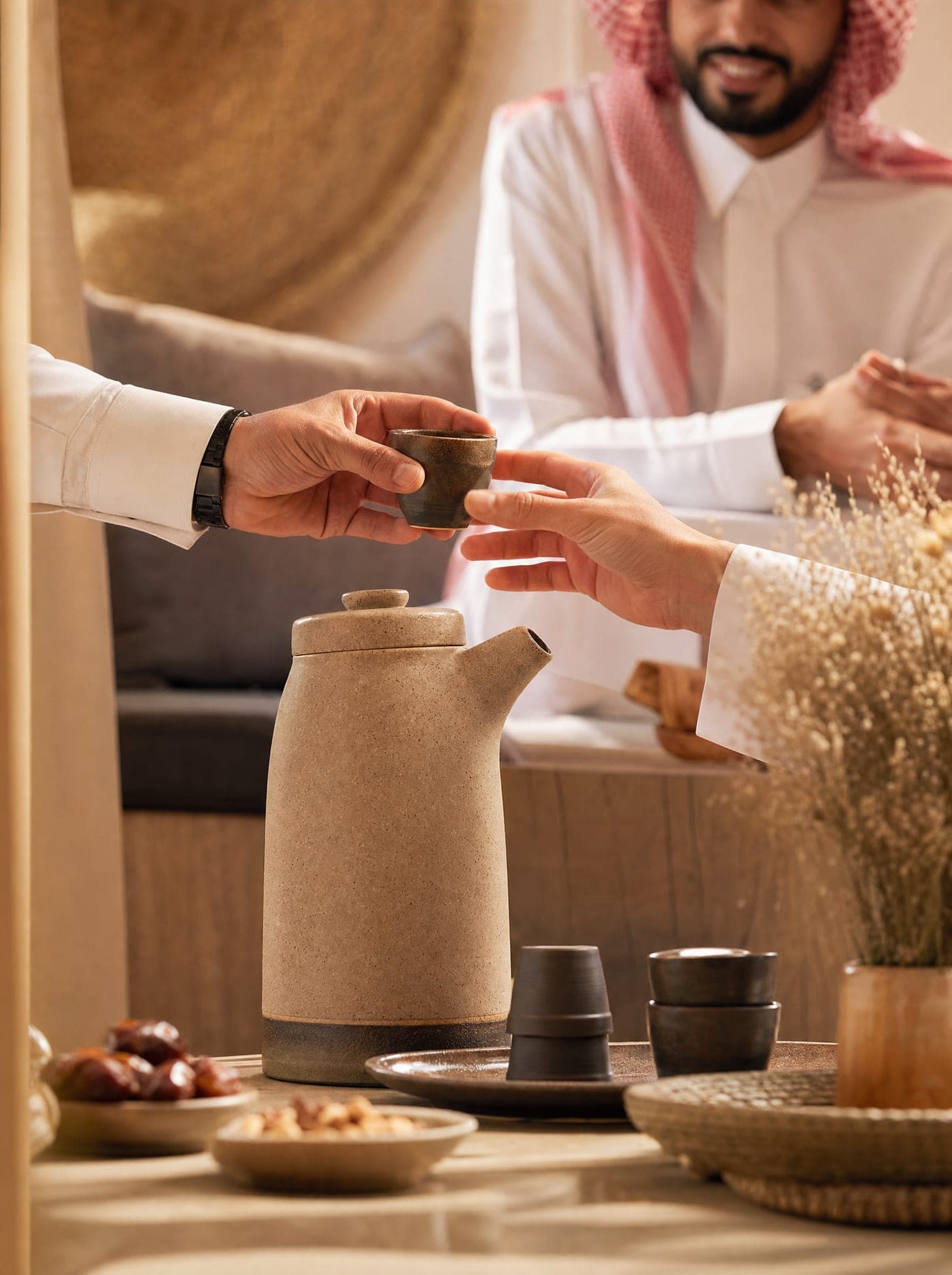 لحظة ضيافة مع قهوة كافيين كلوب